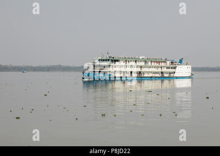 Khulna, Bangladesh, 1 Marzo 2017: tipico del traghetto per passeggeri sulle rive di un fiume nei pressi di Khulna Foto Stock