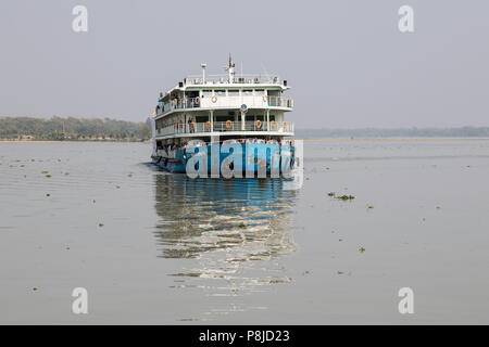 Khulna, Bangladesh, 1 Marzo 2017: tipico del traghetto per passeggeri sulle rive di un fiume nei pressi di Khulna Foto Stock