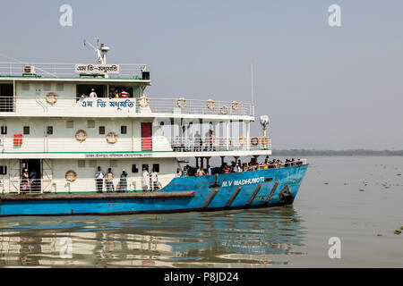 Khulna, Bangladesh, 1 Marzo 2017: tipico del traghetto per passeggeri sulle rive di un fiume nei pressi di Khulna Foto Stock