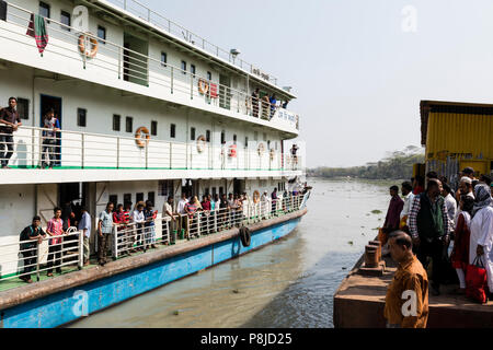 Khulna, Bangladesh, 1 Marzo 2017: tipico del traghetto per passeggeri sulle rive di un fiume nei pressi di Khulna linee ad un molo Foto Stock