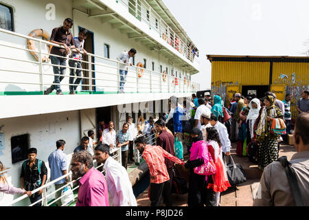 Khulna, Bangladesh, 1 Marzo 2017: tipico del traghetto per passeggeri sulle rive di un fiume nei pressi di Khulna linee ad un molo Foto Stock