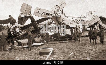 Aeromobili, soprattutto Avros danneggiato da un vento di tempesta su 4th-5a novembre 1918, a RAF Netheravon su Salisbury Plain, nel Wiltshire, Inghilterra. Netheravon era usata per scioglimento di squadroni Foto Stock