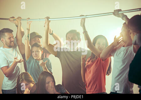 Il sudore delle ascelle. Sudati l'uomo. Bus. I mezzi di trasporto pubblici. Le infelici vicino all uomo Foto Stock