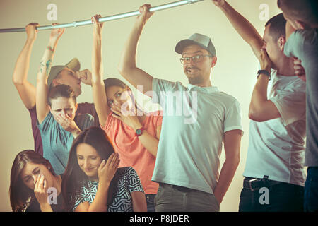 Il sudore delle ascelle. Sudati l'uomo. Bus. I mezzi di trasporto pubblici. Le infelici vicino all uomo Foto Stock