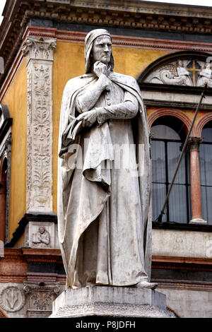 La statua di Dante Alighieri in Piazza Piazza dei Signori, Verona, Veneto, Italia, italiano ( Duranti degli Alighieri - Dante Alighieri o semplicemente Dante 1265 - 1321 era un grande poeta italiano del tardo medioevo. La sua Divina Commedia, originariamente chiamato Comedìa (moderno italiano: Commedia) e più tardi battezzata Divina di Giovanni Boccaccio, è ampiamente considerato come il più importante poema del Medioevo e la più grande opera letteraria in lingua Italiana ) Foto Stock