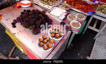 Fresh ricci di mare in locali del mercato del pesce di Catania, Sicilia Foto Stock