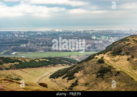 Panorama della città di Edimburgo e splendidi e verdi colline. Foto Stock