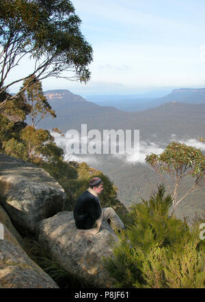 Ragazzo che guarda sulla Jamison Valley e il Monte solitario, dal punto Echo, Katoomba, Blue Mountains, NSW, Australia. Modello rilasciato Foto Stock