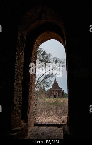 Vista esterna da stupa di Bagan Foto Stock