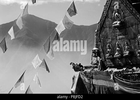 DIETIES buddista adornano la parte superiore di SWAYAMBUNATH STUPA - KATHAMANDU, NEPAL Foto Stock