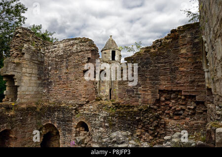 Spofforth castello nel villaggio di Spofforth, nello Yorkshire, fu costruito da Henry de Percy agli inizi del XIV secolo ma rovinato nella guerra civile inglese. Foto Stock