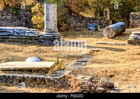 Resti di Troy tra gli alberi della Turchia Foto Stock