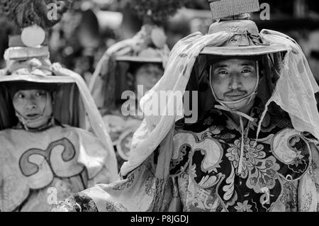 Black Hat ballerine alla Monlam Chenpo onorando Padmasambhava, Katok Dorjeden monastero - Kham, (Tibet), Sichuan, in Cina Foto Stock