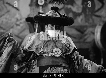 Tantrico ballerino in costume di seta, con una sciarpa per evitare inalazione di esseri viventi, Monastero di Tikse balli mascherati - LADAKH, INDIA Foto Stock