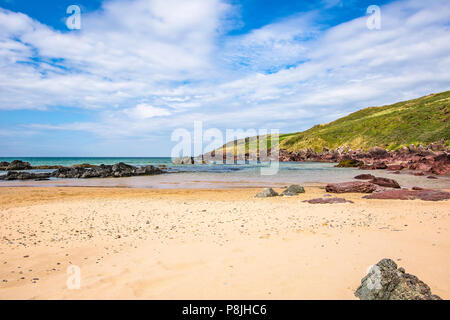 Scenario idilliaco del bellissimo litorale Pembrokeshire,South Wales, Regno Unito in estate.paesaggio panoramico della costa britannica.Paradise beach con sabbia fine. Foto Stock