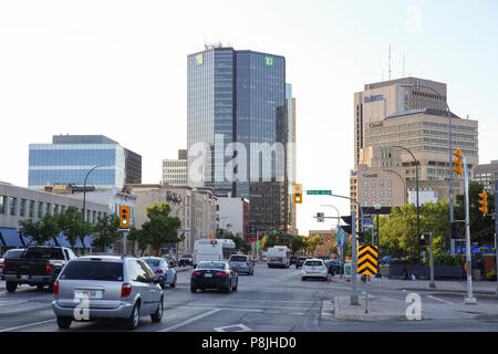 Winnipeg, Manitoba/Canada - Luglio 10, 2018: pomeriggio il traffico al Main Street Foto Stock