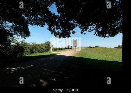 Torre di Broadway è una follia su Broadway Hill, vicino al grande villaggio di Broadway in Cotswolds. La torre stessa si erge 65 piedi (20 metri) alta. Foto Stock