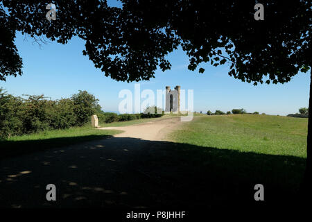 Torre di Broadway è una follia su Broadway Hill, vicino al grande villaggio di Broadway in Cotswolds. La torre stessa si erge 65 piedi (20 metri) alta. Foto Stock