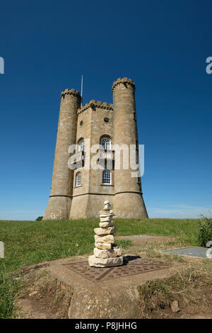 Torre di Broadway è una follia su Broadway Hill, vicino al grande villaggio di Broadway in Cotswolds. La torre stessa si erge 65 piedi (20 metri) alta. Foto Stock