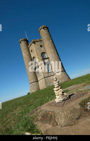 Torre di Broadway è una follia su Broadway Hill, vicino al grande villaggio di Broadway in Cotswolds. La torre stessa si erge 65 piedi (20 metri) alta. Foto Stock