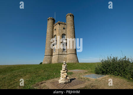 Torre di Broadway è una follia su Broadway Hill, vicino al grande villaggio di Broadway in Cotswolds. La torre stessa si erge 65 piedi (20 metri) alta. Foto Stock