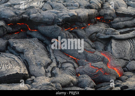 Nuovo flusso di lava pahoehoe dall'Puu sfiato oo sui fianchi del vulcano Kilauea, sulla Big Island delle Hawai'i Foto Stock