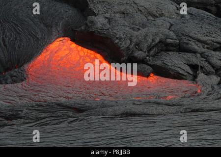 Nuovo flusso di lava pahoehoe dall'Puu sfiato oo sui fianchi del vulcano Kilauea, sulla Big Island delle Hawai'i Foto Stock
