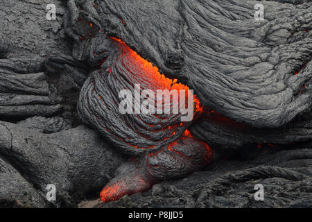 Nuovo flusso di lava pahoehoe dall'Puu sfiato oo sui fianchi del vulcano Kilauea, sulla Big Island delle Hawai'i Foto Stock