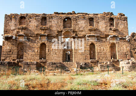 Le antiche rovine intorno di Aspendos antica città di Antalya, Turchia Foto Stock