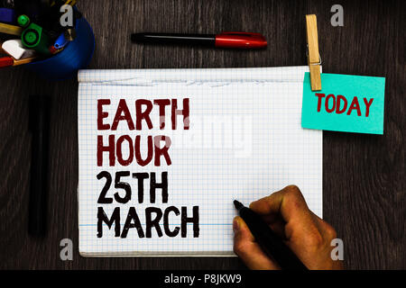 Conceptual la scrittura a mano che mostra Earth Hour 25Marzo. Business photo testo impegno di simbolo per il pianeta organizzata World Wide Fund registrare le pagine handwr Foto Stock