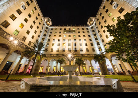 Lo storico Hotel Nacional de Cuba di notte, situato sulla MalecÃ³n nel mezzo del Vedado, Cuba Foto Stock