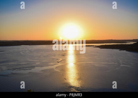 I barcaioli sul Lago Travis approfittare degli ultimi raggi di sole su un incredibilmente bella serata nel Texas Hill Country. Foto Stock