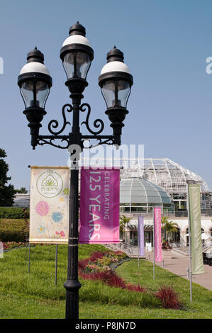 A tre punti luce il palo della luce all'ingresso Phipps conservatorio in Schenley Park, Pittsburgh, Pennsylvania, USA in estate Foto Stock