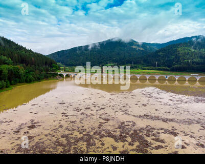 Il lago di inquinamento in Romania, dei Carpazi paesaggio di montagna Foto Stock