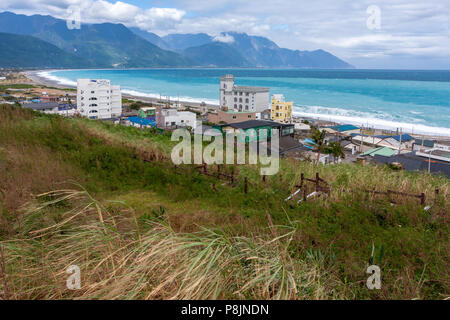 Chisingtan Scenic Area, baia con acque azzurre oceanside vista, Catena Montuosa Centrale con poco nuvoloso cielo blu in background, Hualien, Taiwan Foto Stock