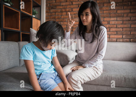 Madre rimproverando un bambino per il cattivo comportamento. scolding sua figlia Foto Stock