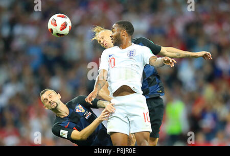 L'Inghilterra del Raheem Sterling (centro) battaglie per la palla con la Croazia è Marcelo Brozovic e Croazia Domagoj Vida Foto Stock