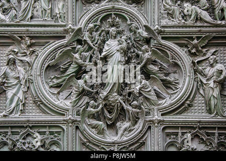 Milano, Italia/Europa - 23 febbraio : dettaglio della porta principale presso il Duomo di Milano Italia il 23 febbraio 2008 Foto Stock