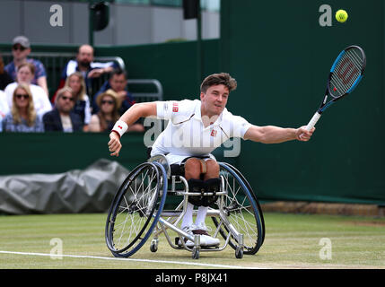 Gordon Reid in azione il giorno dieci dei campionati di Wimbledon al All England Lawn Tennis e Croquet Club, Wimbledon. Foto Stock