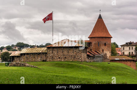 La torre rotonda e il bastione della metà del XIV secolo in stile gotico medievale castello situato a Kaunas, la seconda più grande città della Lituania. Foto Stock