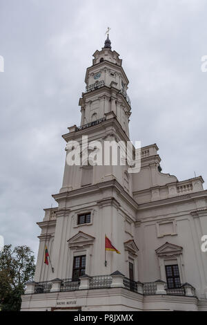 Il Municipio di Kaunas (chiamato White Swan) nel mezzo della piazza del Municipio di Kaunas, Lituania. L'edificio risale al XVI secolo ed è riempire Foto Stock
