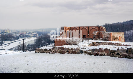 Visualizzare per i resti del torrione del castello superiore a Vilnius, in Lituania il gelido giorno d'inverno. La collina su cui è costruito è noto come Gediminas Hi Foto Stock