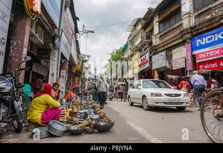 Delhi, India - Lug 27, 2015. Strada del mercato di Delhi, India. Città di Delhi popolazione corretta è di oltre 11 milioni di euro, il secondo più alto in India. Foto Stock