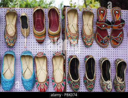 Jaipur, India - Lug 27, 2015. Colorato orientali scarpe etniche sul mercato delle pulci. Jaipur è il capitale e la più grande città dello stato indiano del Rajasth Foto Stock