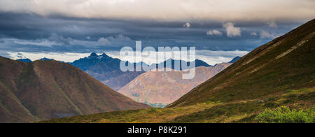 Autunno magnifico panorama del paesaggio di montagna in Alaska Foto Stock