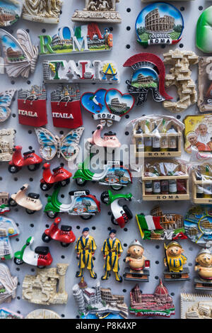 Roma, Italia - 20 giugno 2018: Roma magneti per il frigo souvenir turistici in un negozio a Roma. Foto Stock