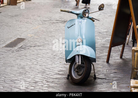 Roma, Italia - 20 giugno 2018: un classico italiano di scooter Vespa parcheggiata in una strada di Roma. Foto Stock