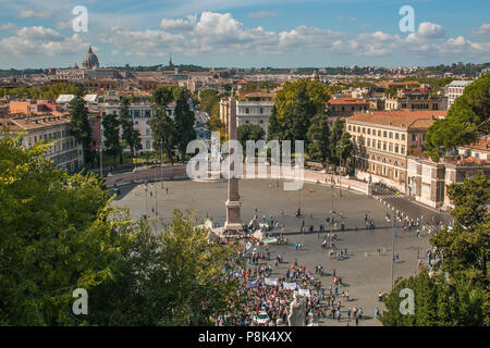 Roma, Italia - 10 ottobre 2017: veduta aerea di Piazza del Popolo a Roma, Italia Foto Stock