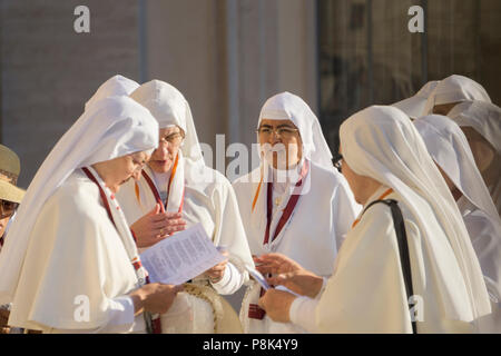Roma, Italia - 20 giugno 2018: un gruppo di suore fuori la Chiesa di San Pietro in Vaticano, Roma Foto Stock