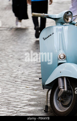 Roma, Italia - 20 giugno 2018: un classico italiano di scooter Vespa parcheggiata in una strada di Roma. Foto Stock